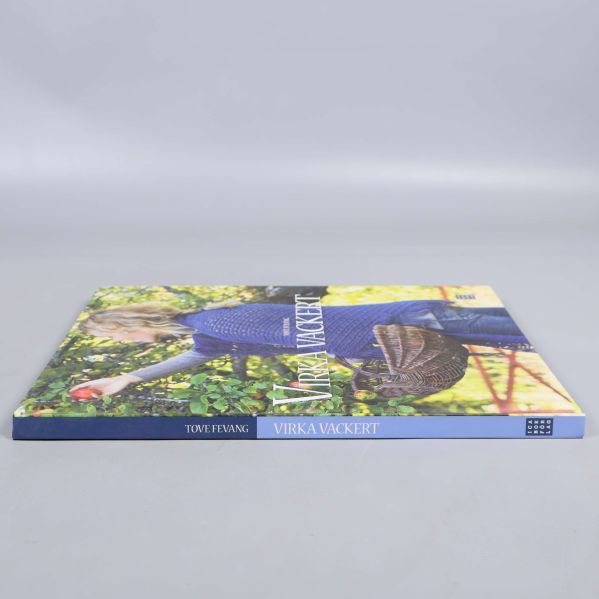 Boken Virka vackert sedd från sidan med synlig rygg och titel