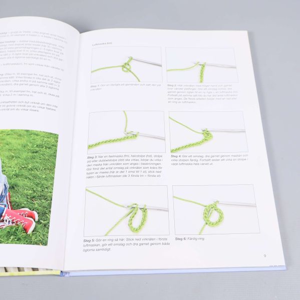 Öppnat uppslag med steg-för-steg-bilder för virkning