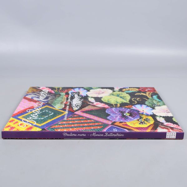 Ryggen på boken Brodera mera med titel och författare