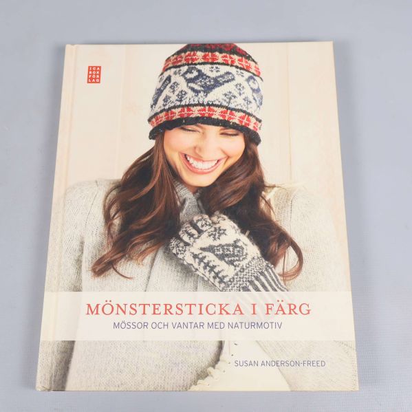 Framsida av stickbok med kvinna i stickad mössa och vantar