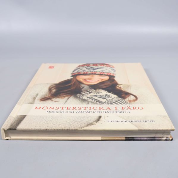 Stickbok liggande, visar omslaget från sidan