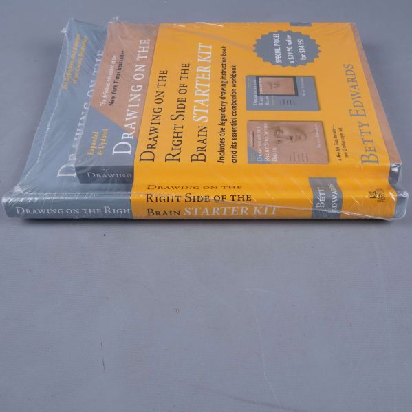 Paket med två böcker Drawing on the Right Side of the Brain bredvid varandra