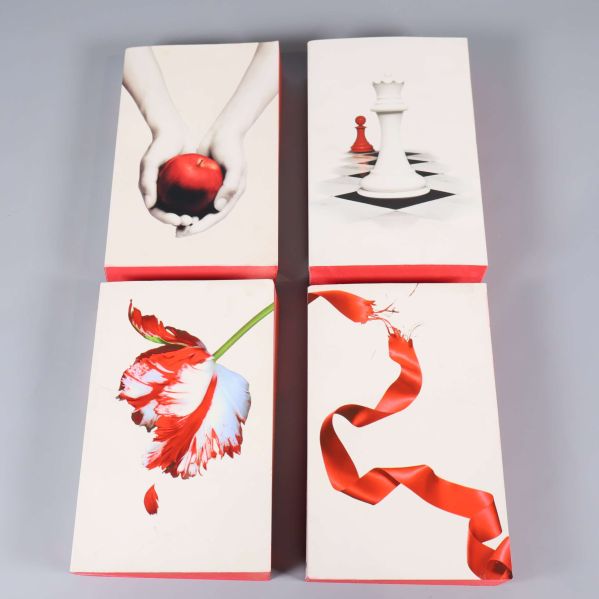 Fyra böcker ur Twilight-serien med unika omslag i rött och vitt