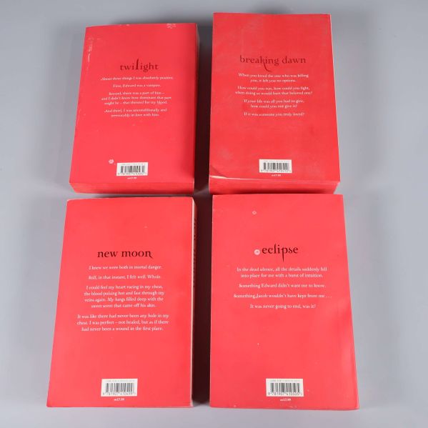 Baksidor på Twilight-serien med röda pärmar och boktitlar