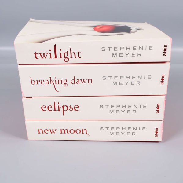 Bokryggar på Twilight, Breaking Dawn, Eclipse och New Moon staplade