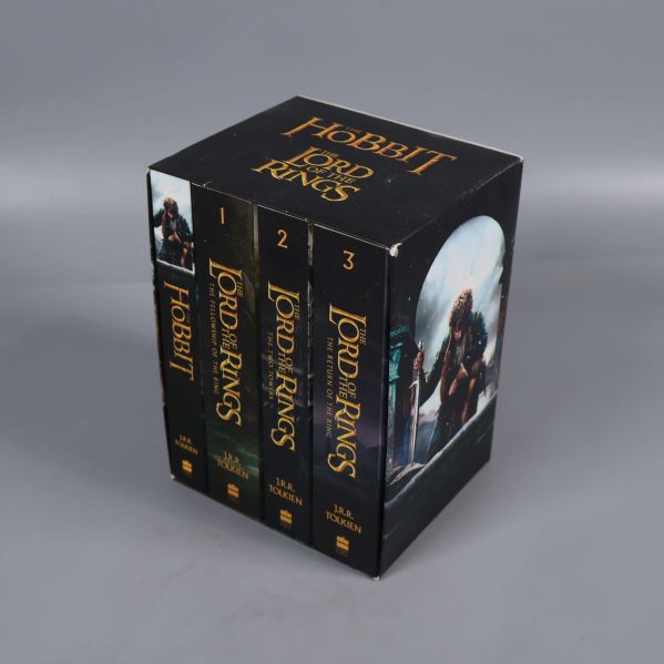 Bokbox med fyra böcker: The Hobbit och Lord of the Rings-trilogin