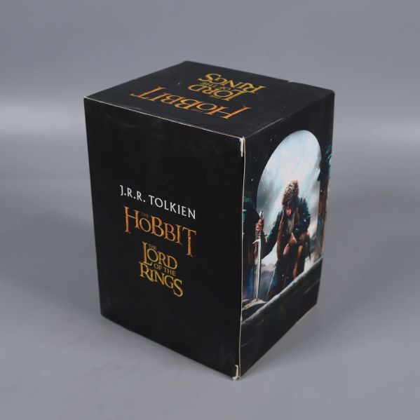 Bokbox med motiv från Tolkien-filmer och tydlig titel