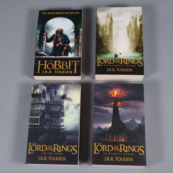 Framsidor på The Hobbit och tre Lord of the Rings-böcker av Tolkien