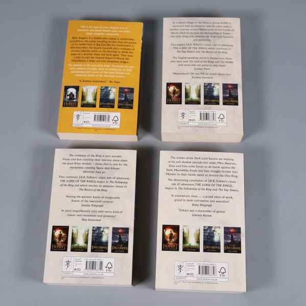 Baksidor på Tolkien-böcker med sammanfattningar och streckkoder
