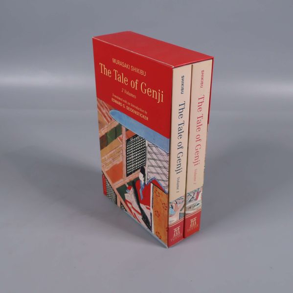 Två böcker i boxen The Tale of Genji står uppställda