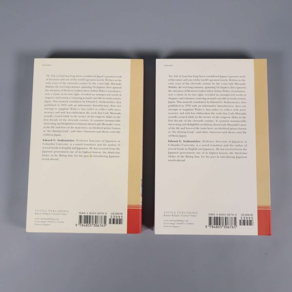 Baksidor av båda böckerna The Tale of Genji, synliga isbn-nummer