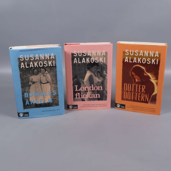 Tre böcker av Susanna Alakoski med färgglada omslag, titlarna Bomullsängeln, Londonflickan och Dotterdottern