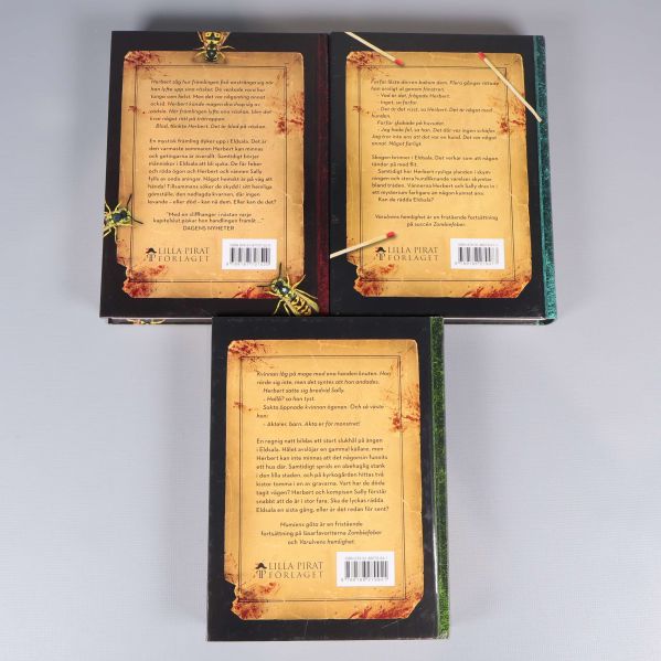 Baksidor av böckerna med förlagets logotyp och beskrivningar