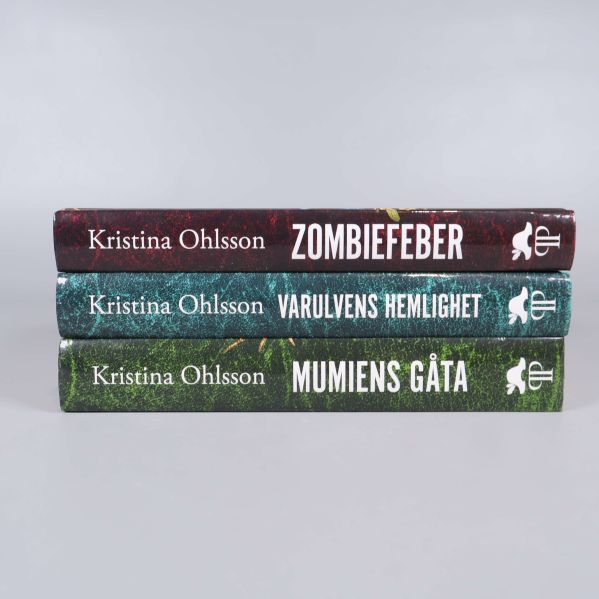 Bokryggar på tre titlar av Kristina Ohlsson med tydliga namn
