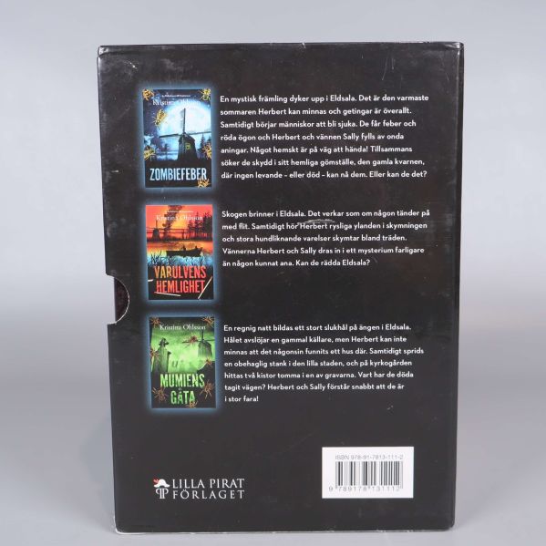 Baksida av boxen Monstertrilogin med bilder och beskrivning av böckerna