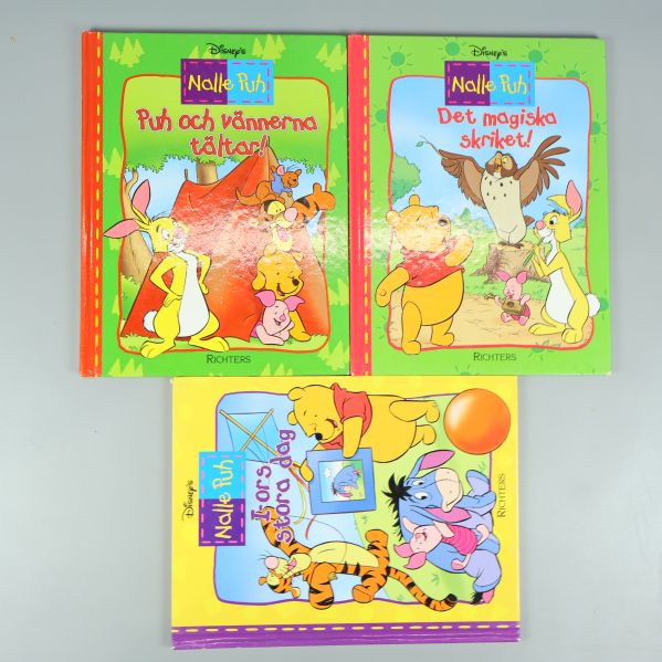 Tre Nalle Puh-böcker med färgglada omslag och Disney-karaktärer, titlar synliga