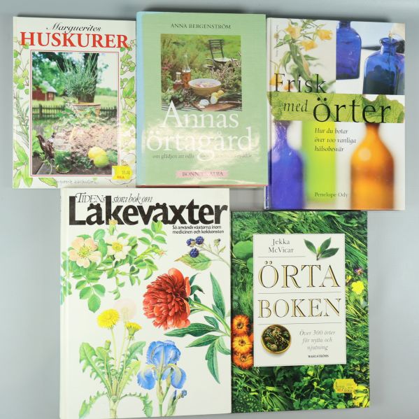 Fem böcker om örter och läkeväxter med dekorativa omslag i färg