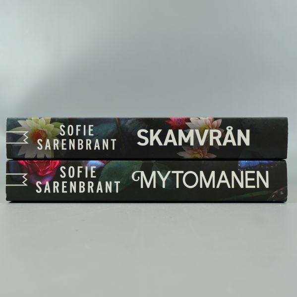 Ryggen på Skamvrån och Mytomanen av Sofie Sarenbrant, liggande staplade