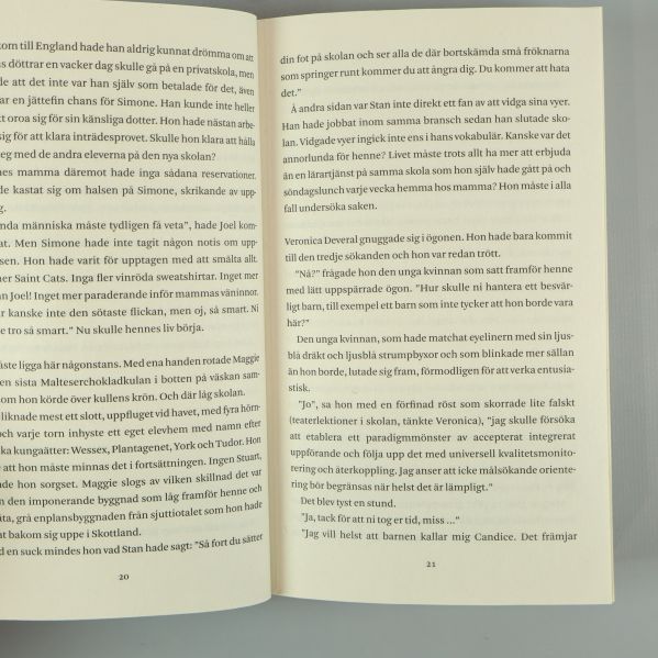 Uppslag med inlaga, visar text från sidorna 20 och 21