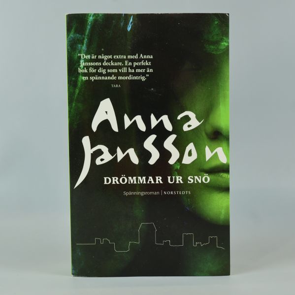 Framsida av boken Drömmar ur snö med grönt och svart omslag