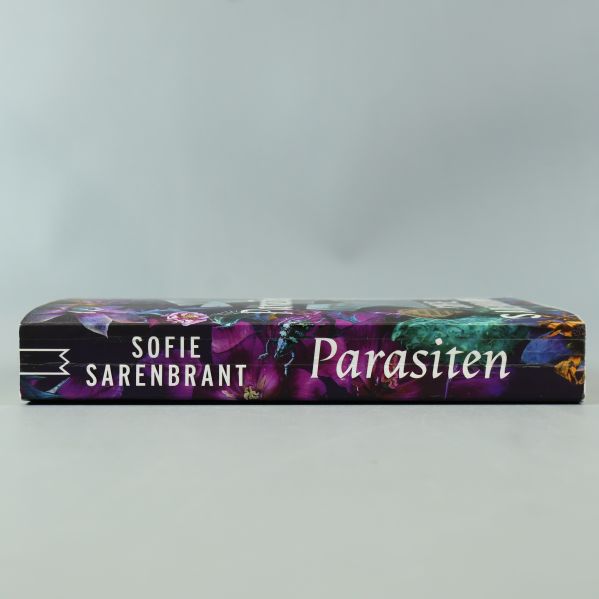 Bokryggen på Parasiten, Sofie Sarenbrant syns tydligt