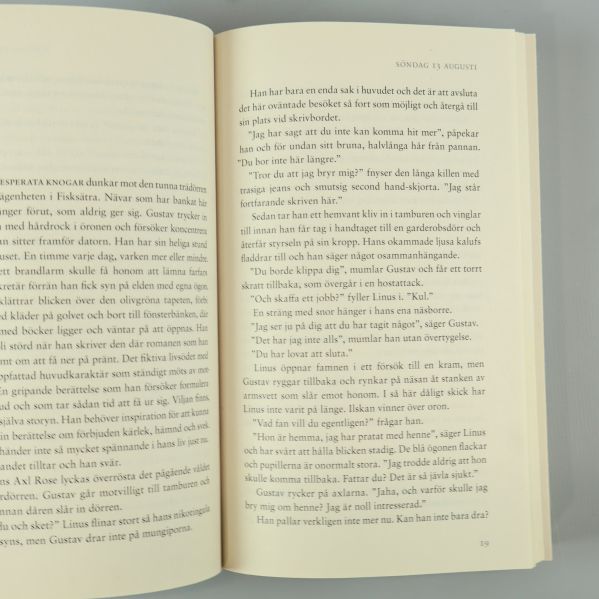 Uppslagen bok Parasiten, svensk text och kapitel
