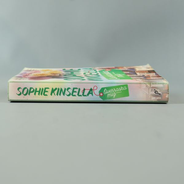 Bokrygg med texten Sophie Kinsella och Överraska mig