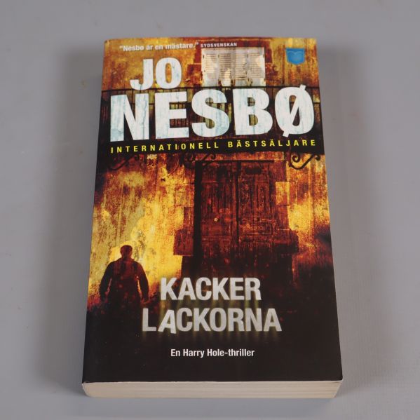Framsida av pocketboken Kackerlackorna av Jo Nesbø i gult och svart