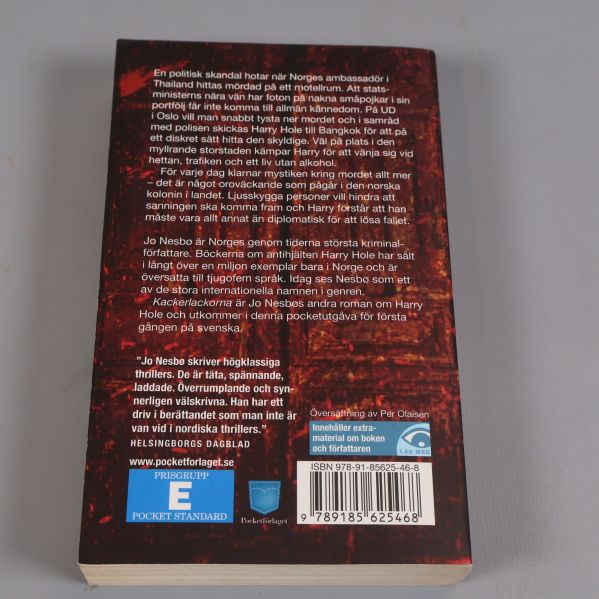 Baksida av pocketboken Kackerlackorna med text och ISBN