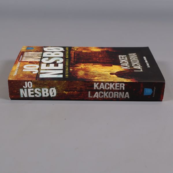 Sida och rygg av pocketboken Kackerlackorna av Jo Nesbø