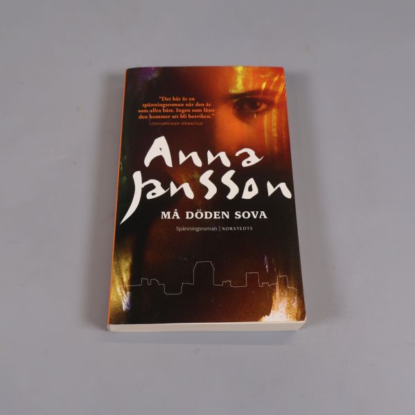 Framsidan av pocketboken Må döden sova av Anna Jansson med mörkt omslag