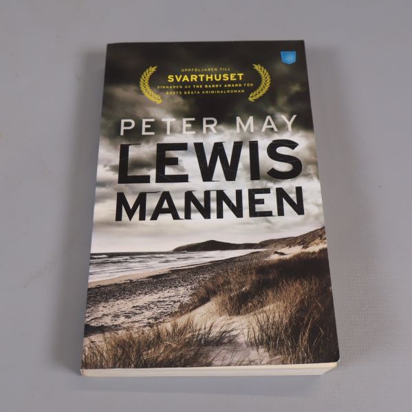 Framsida av boken Lewismannen av Peter May med kustmotiv