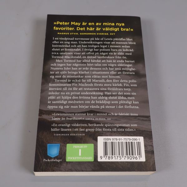 Baksidan av boken Lewismannen med beskrivning och ISBN