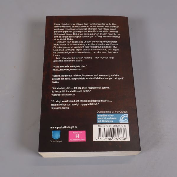 Bokens baksida med handling, recensioner och synlig ISBN-kod