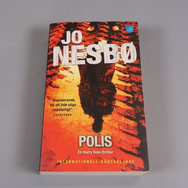 Framsidan av Polis av Jo Nesbø med silhuettmotif