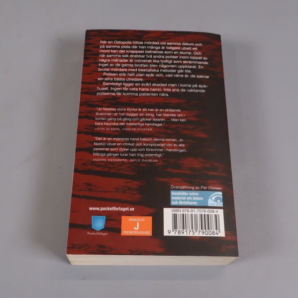 Bokens baksida med beskrivning och ISBN-nummer