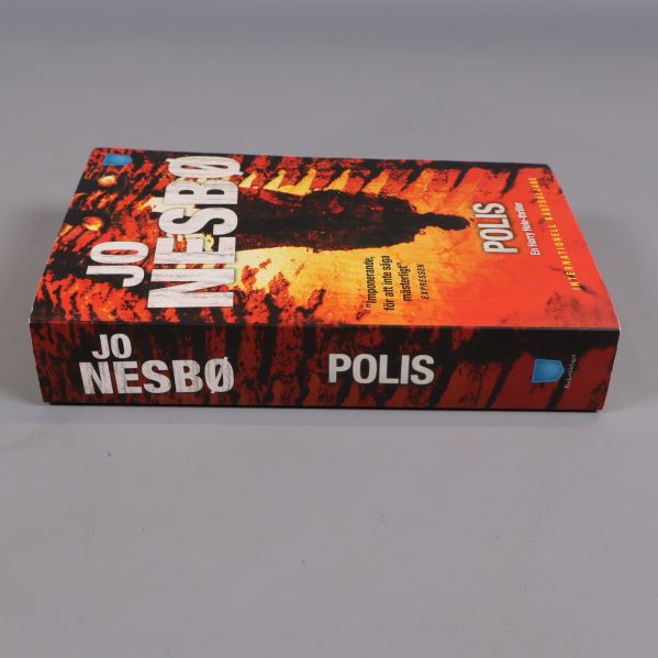 Bokrygg med Jo Nesbø och Polis tryckt i vitt