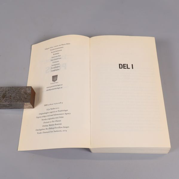 Uppslag inuti boken med titelsida och ISBN