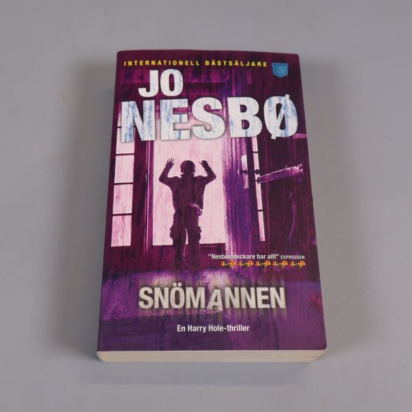 Bokomslag av Snömannen av Jo Nesbø med silhuett