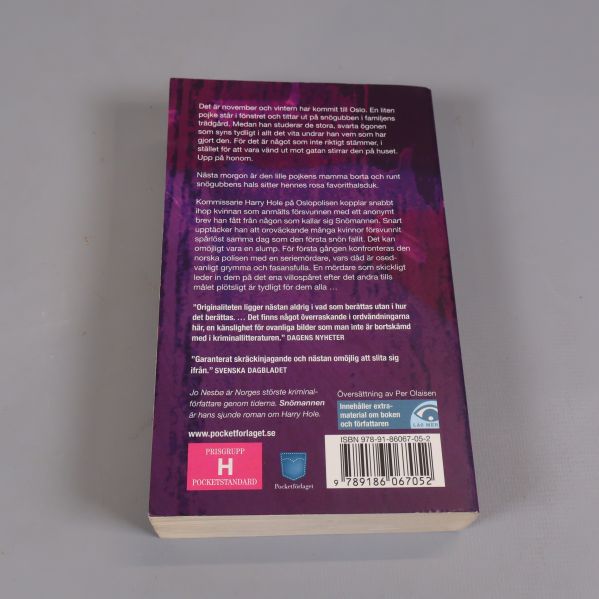 Baksidan av boken Snömannen med text och ISBN