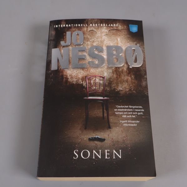 Framsida på pocketboken Sonen av Jo Nesbø med chair och slitet väggmotiv