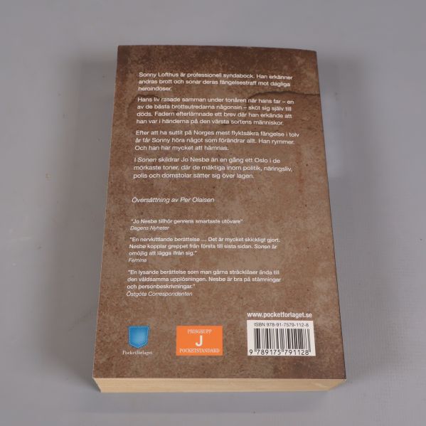 Baksida på Sonen av Jo Nesbø, med beskrivning och ISBN-nummer