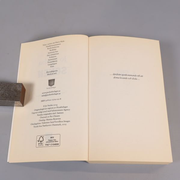 Uppslagen första sida i Sonen med tryckår och ISBN-information