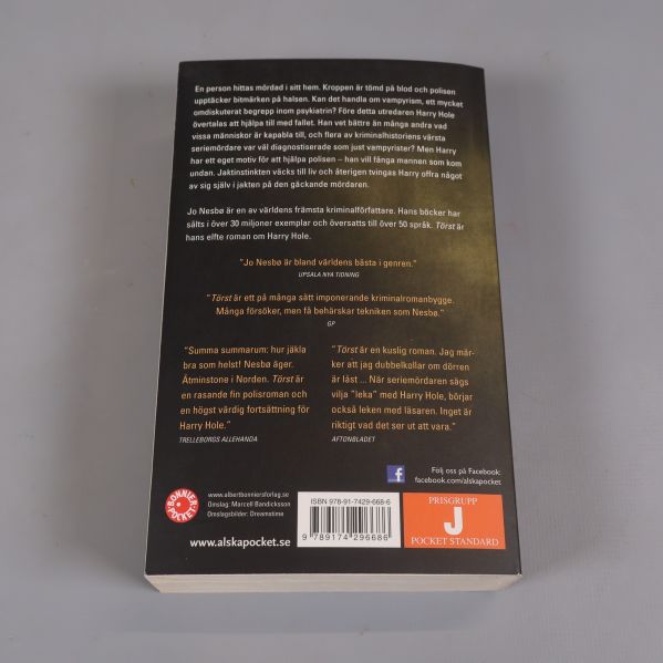 Bokens baksida med text, citat och synlig ISBN