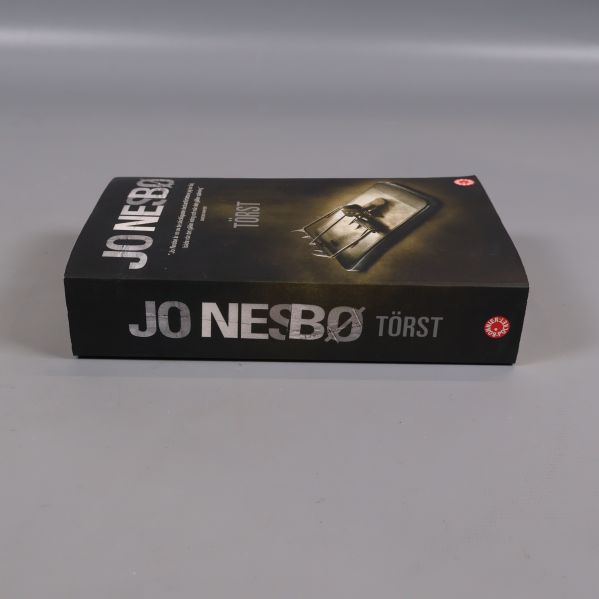 Boken Törst av Jo Nesbø i pocketformat liggande