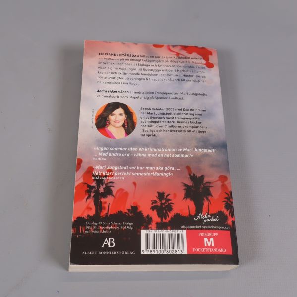 Baksidan av Andra sidan månen med recensioner och ISBN