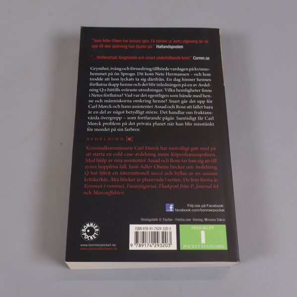 Baksidan av Journal 64 med text och fält för ISBN samt streckkod
