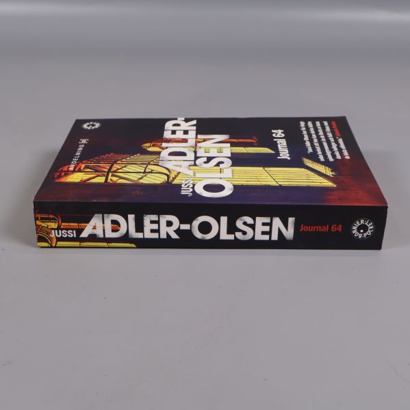 Journal 64 liggande med ryggen synlig och tydlig titeltext