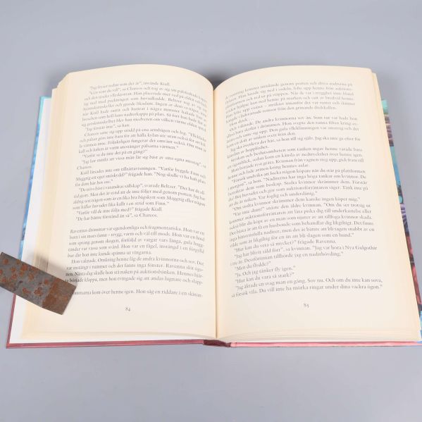 Uppslag med svensk text ur en bok i Legender från Drenai-serien