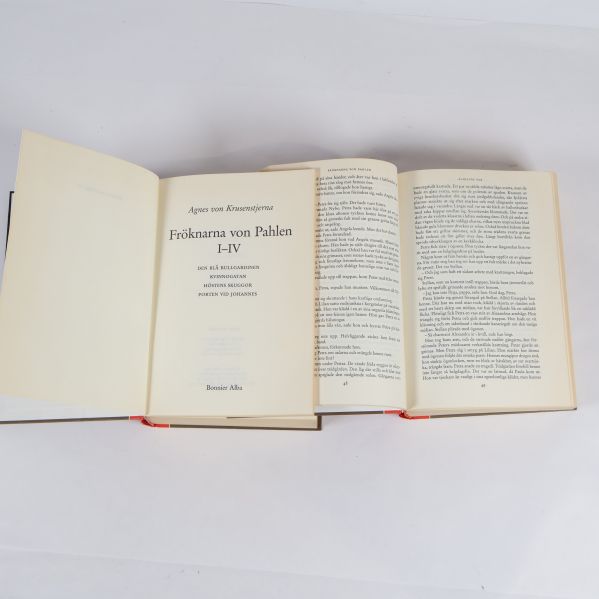 Öppen bok Fröknarna von Pahlen I–IV med titelsida och inlaga